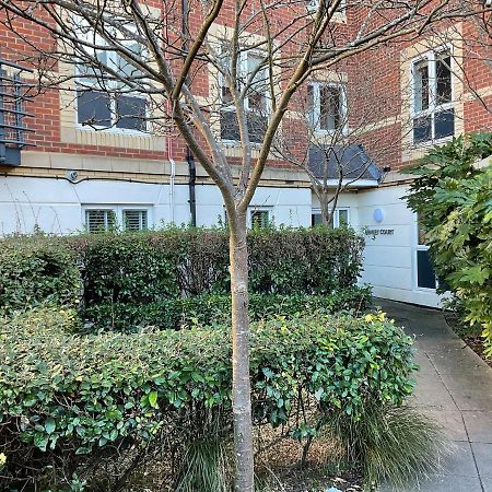 Appartement Modern 2 Bed Apt In Egham High Street, With Private Parking And Wifi Extérieur photo