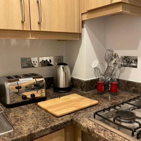 Appartement Modern 2 Bed Apt In Egham High Street, With Private Parking And Wifi Extérieur photo