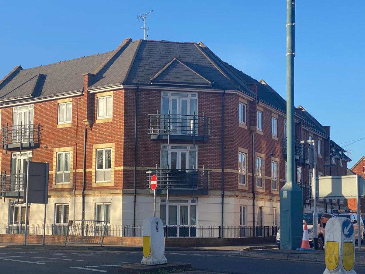 Appartement Modern 2 Bed Apt In Egham High Street, With Private Parking And Wifi Extérieur photo