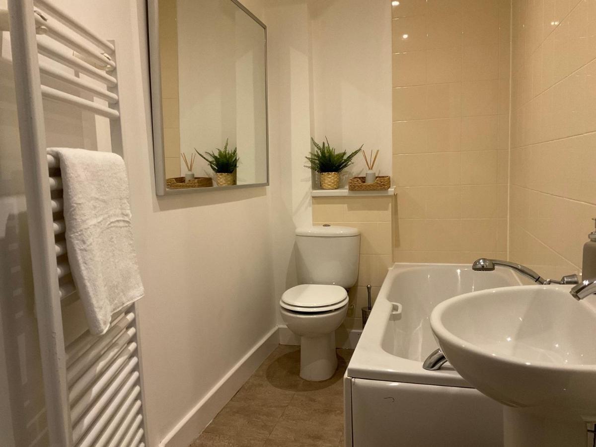 Appartement Modern 2 Bed Apt In Egham High Street, With Private Parking And Wifi Extérieur photo