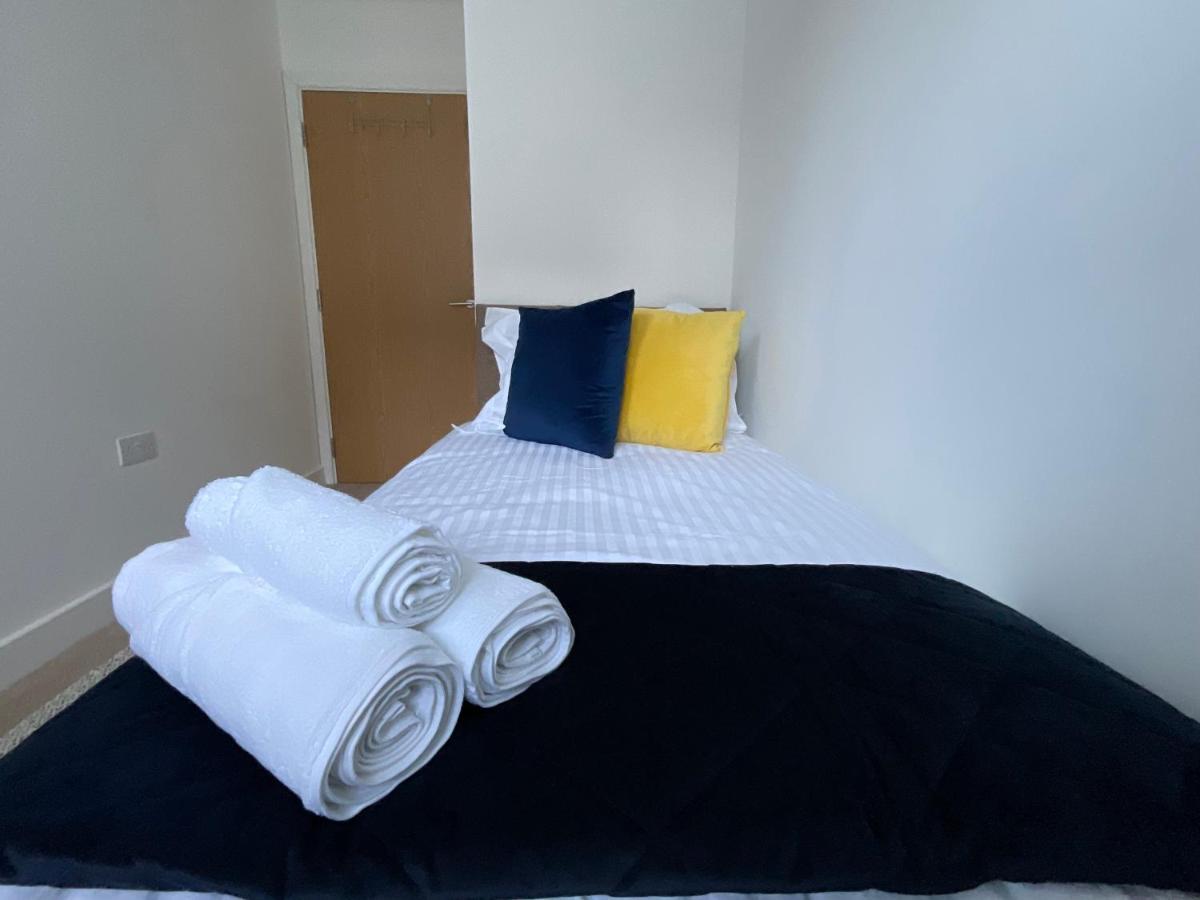 Appartement Modern 2 Bed Apt In Egham High Street, With Private Parking And Wifi Extérieur photo