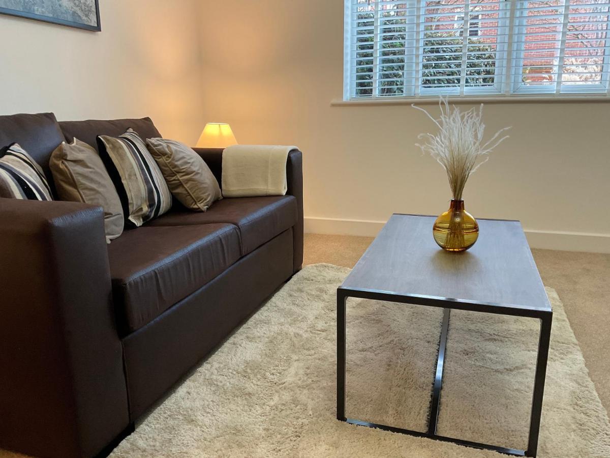 Appartement Modern 2 Bed Apt In Egham High Street, With Private Parking And Wifi Extérieur photo