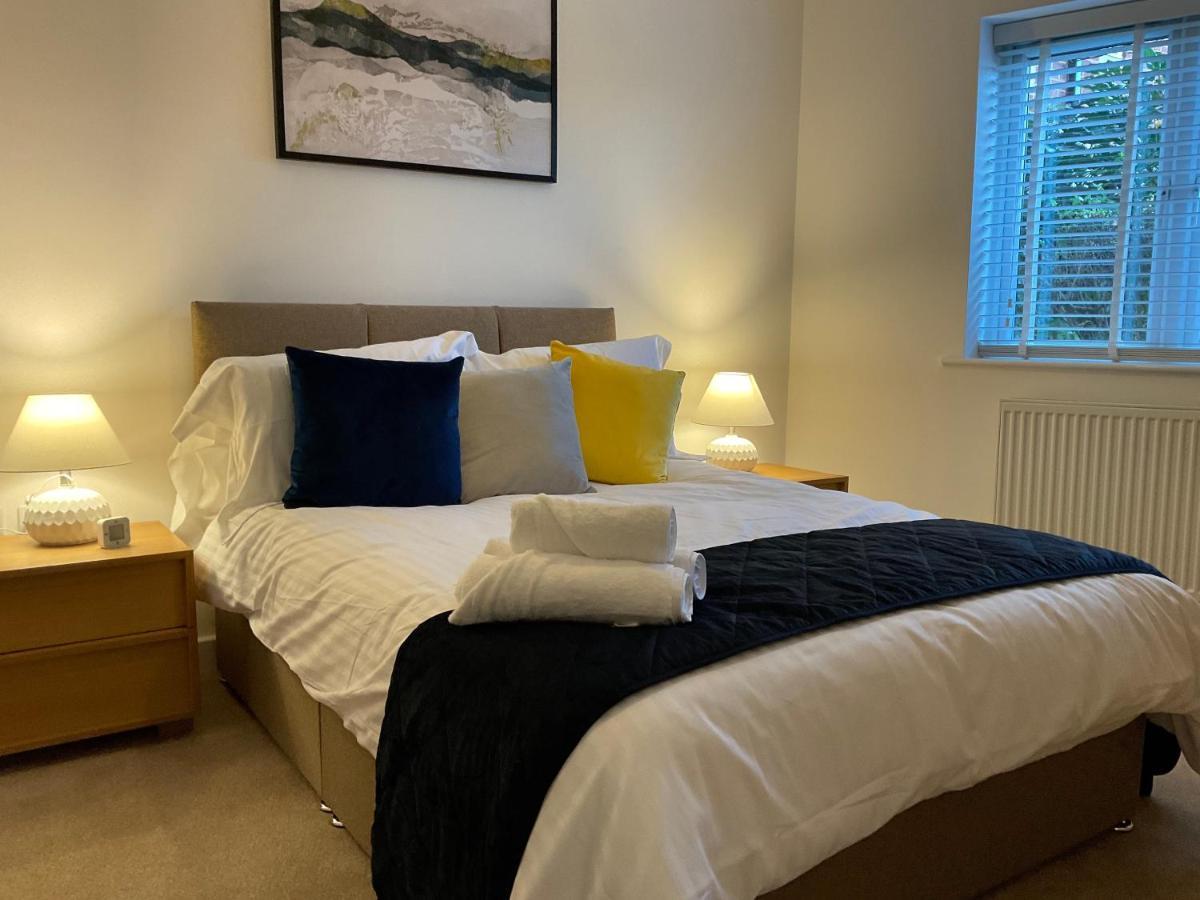 Appartement Modern 2 Bed Apt In Egham High Street, With Private Parking And Wifi Extérieur photo