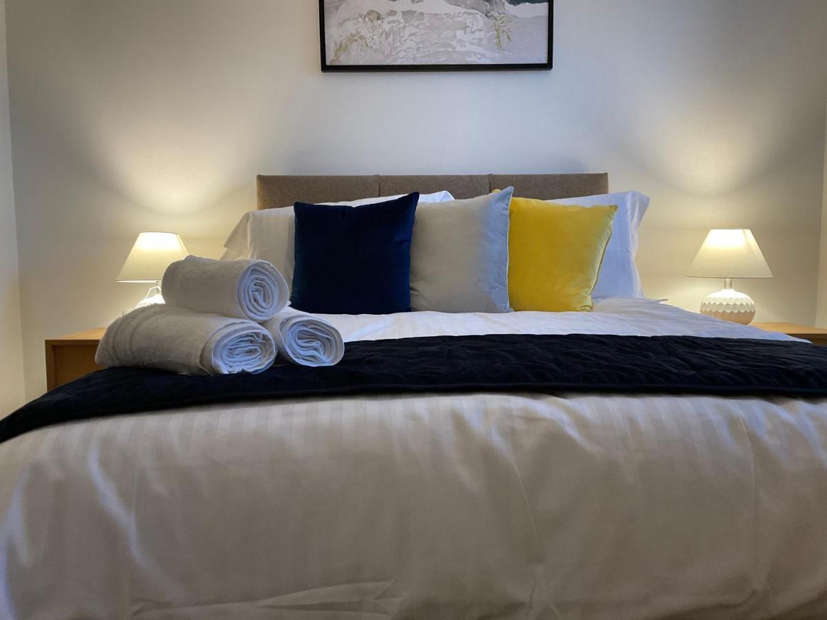 Appartement Modern 2 Bed Apt In Egham High Street, With Private Parking And Wifi Extérieur photo
