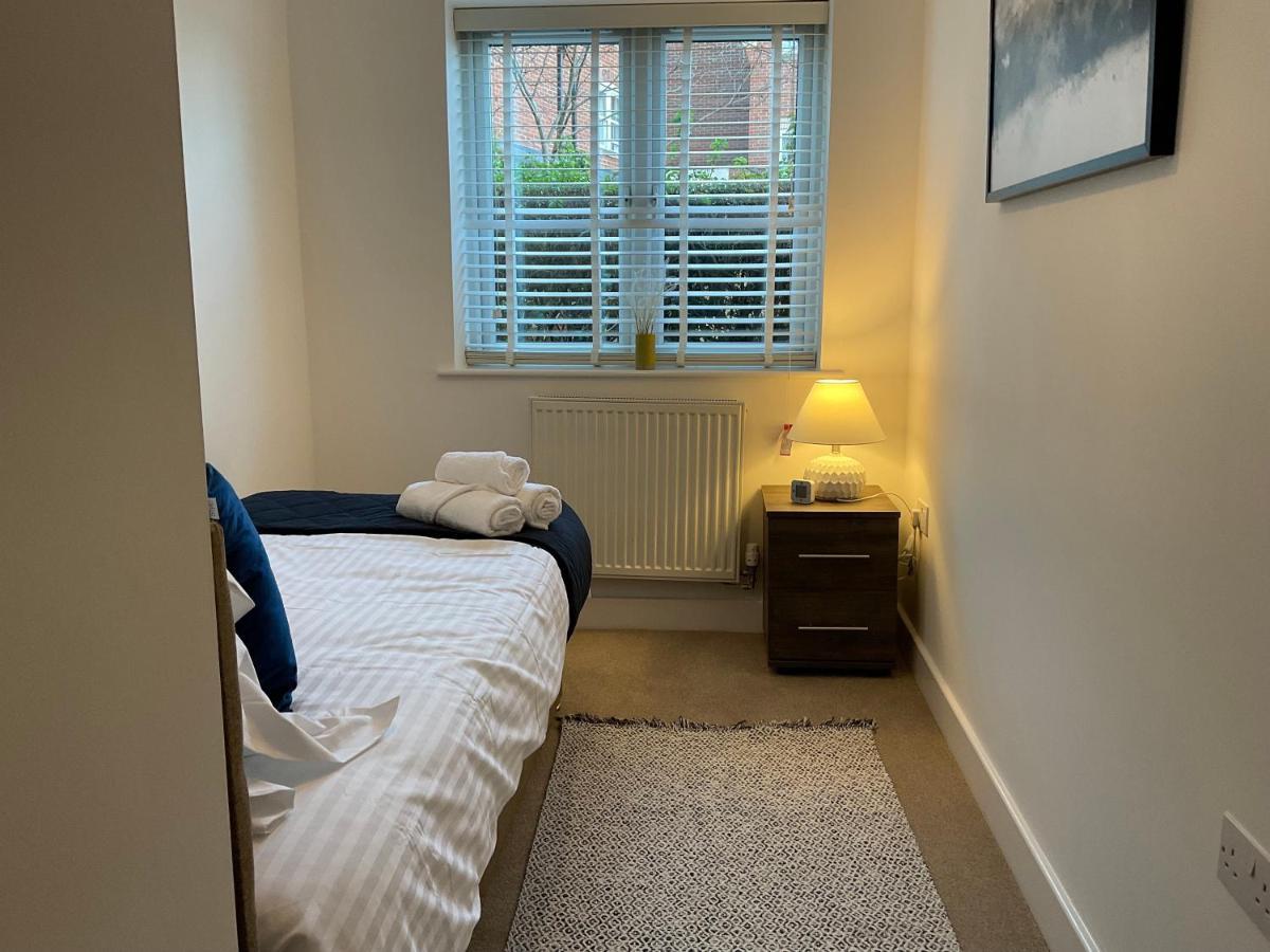 Appartement Modern 2 Bed Apt In Egham High Street, With Private Parking And Wifi Extérieur photo