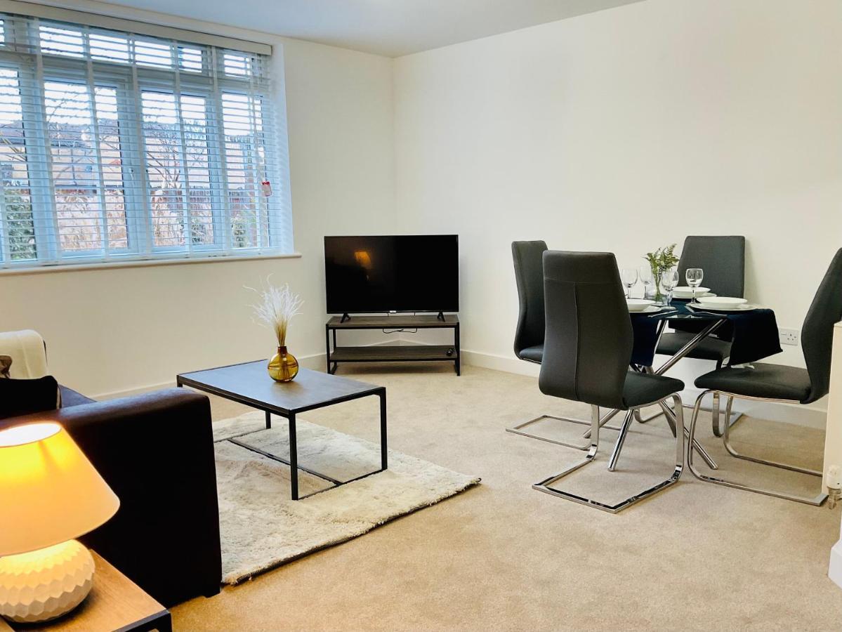 Appartement Modern 2 Bed Apt In Egham High Street, With Private Parking And Wifi Extérieur photo