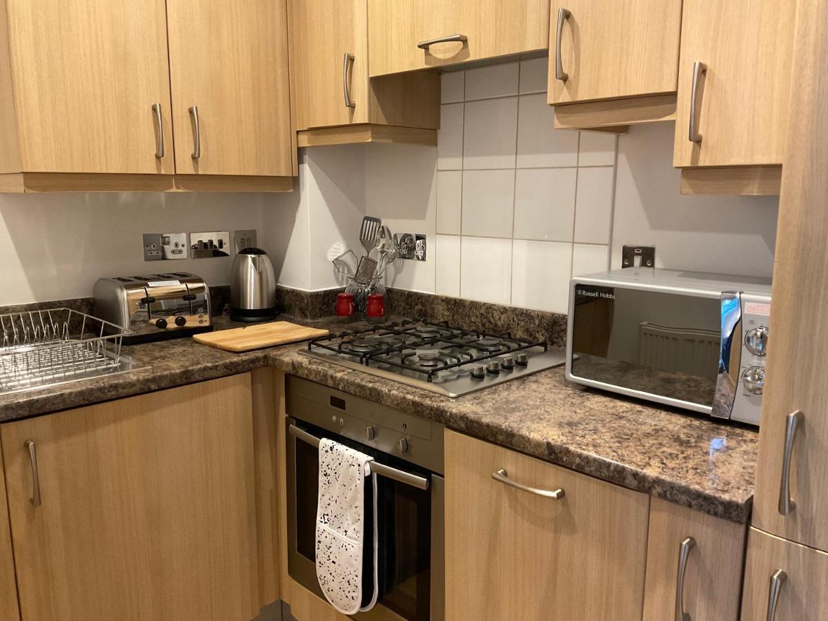 Appartement Modern 2 Bed Apt In Egham High Street, With Private Parking And Wifi Extérieur photo