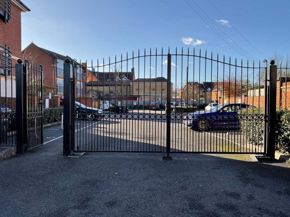Appartement Modern 2 Bed Apt In Egham High Street, With Private Parking And Wifi Extérieur photo